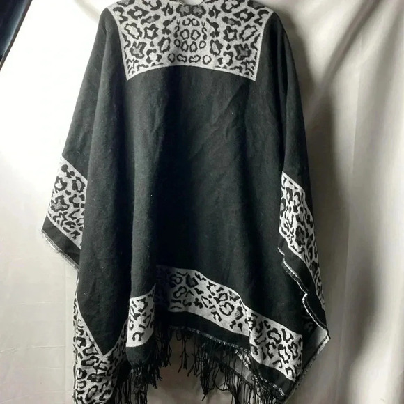 UNBRANDED WOMENS ONE SIZE FITES MOST OVERSIZED WRAP BLACK WITH GRAY ANIMAL PRINT - Picture 5 of 7